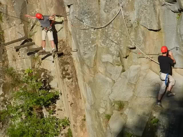 In der Kletterwand. Arcosphere Gerardmer Kletterpark.