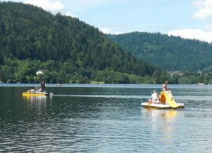 Badesee Lac de Longemer. Gelbe Tretboote.