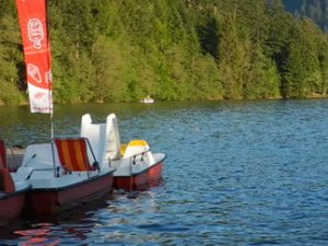 Badesee Lac de Longemer. Rote Tretboote.