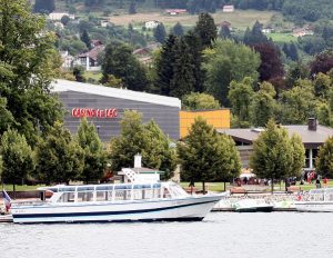 Bateau mouche devant le Casino. Lac de Gerardmer.