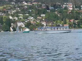 Besichtigungsbootauf dem See. Lac de Gerardmer.