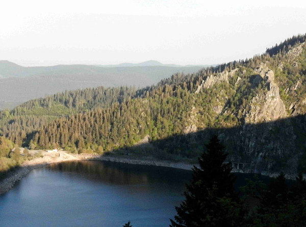 Der Felsen Chateau Hans und Blick auf den Lac Blanc.