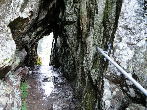 Felsenweg: Durchgang.