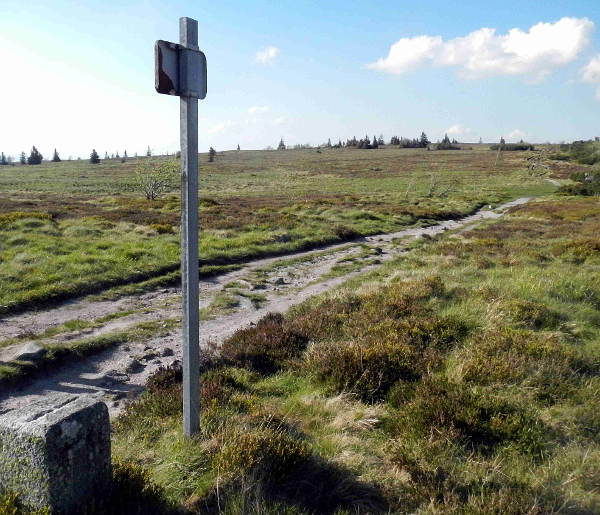 Gazon du Faing: Grenzstein und GR5 Wegweiser.