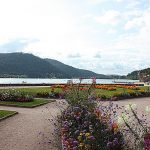 Lac de Gerardemer. Blumenreiche Uferpromenade.