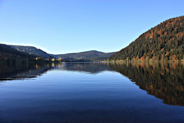 Lac de Longemer. Die Natur stellt sich auf den Winter ein.