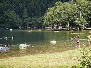 Lac de Longemer. Baigneurs au affluent.