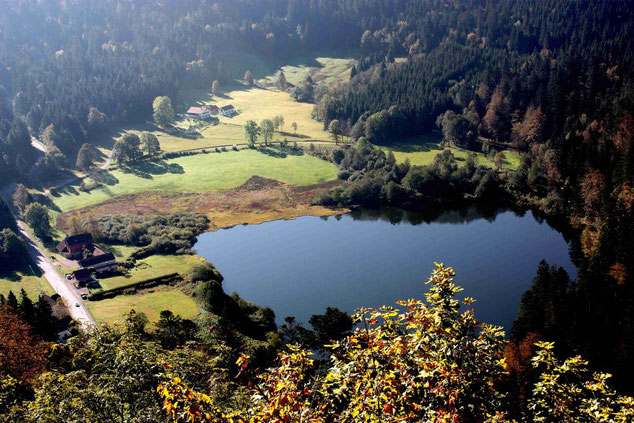 Lac de Retournemer vom Teufelsfelsen aus gesehen.