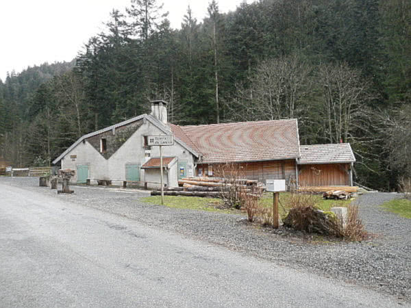 Die historische Säg-Mühle Lancoir von der Landstraße aus gesehen.