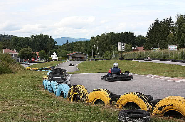 Go-Kart kurz nach der Rechtskurve. Manacha Kart.