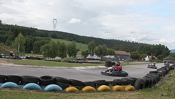 Go-Kart kurz vor einer Rechtskurve. Manacha Kart.