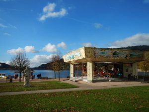 Un manege au bord du lac.