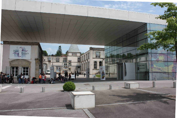 Das Museum befindet sich rechts im Glasgebäude, der Laden im Hintergrund.