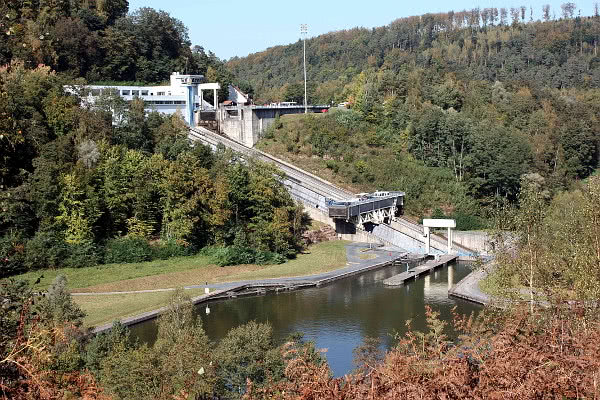 Gesamtansicht des Schiffshebewerks Arzviller.