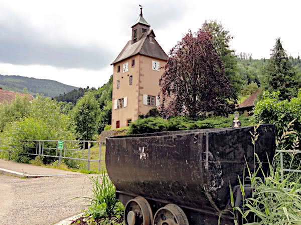 Silberminen-Rundweg: Der Uhrenturm mit einem Hund.