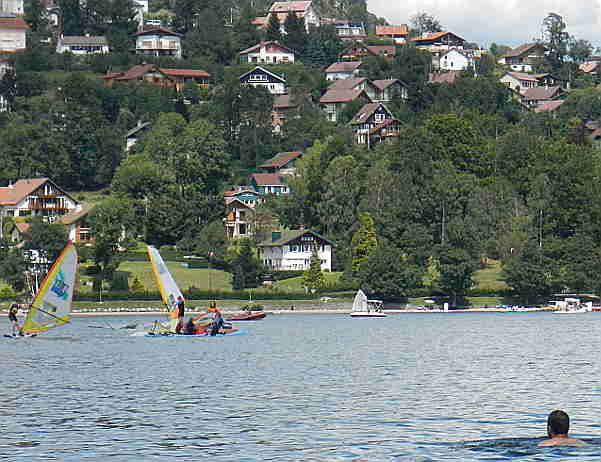 Surfer und Schwimmer am Lac de Gerardmer.