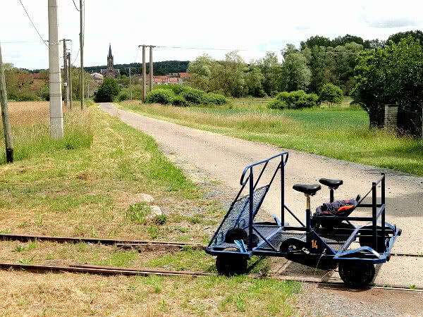 Draisine Magnieres auf einer kleinen Nebenstraße