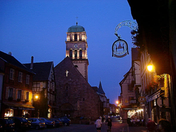 Pfarrkirche von Kaysersberg in der Daemmerung